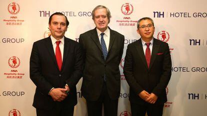 Federico J. Gonz&aacute;lez Tejera, CEO de NH Hotel Group; Manuel Valencia, embajador de Espa&ntilde;a en China, y Haibo Bai, presidente y consejero delegado de HNA Hospitality Group.
 