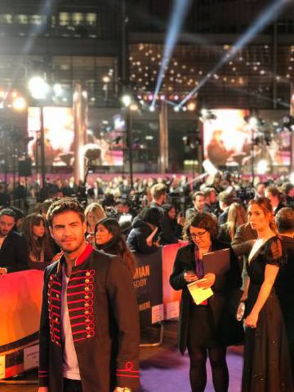 Maxi Iglesias a las puertas de Wembley, minutos antes del estreno de ‘Bohemian Rhapsody’. Luego se pondría a escribir con toda la emoción la crónica para ICON.