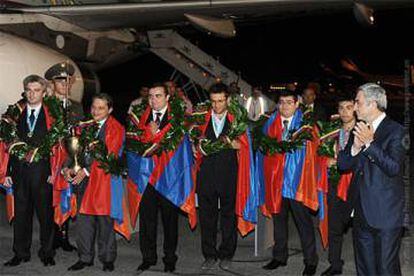 El presidente de Armenia, Serzh Sargsy&aacute;n, a la derecha, recibe  en Yerev&aacute;n a la selecci&oacute;n armeniana que gan&oacute; el oro en la Olimpiada de 2012.