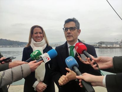 La delegada del Gobierno en Cataluña, Maria Eugènia Gay, y el ministro de la Presidencia, Félix Bolaños, este jueves en el puerto de Barcelona.