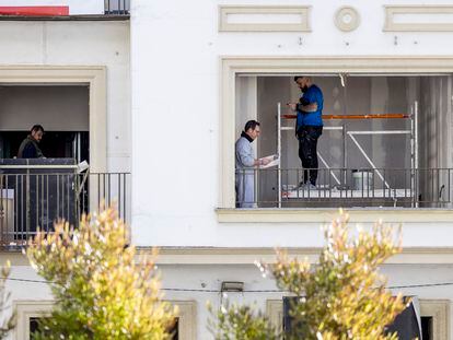 Obreros en un piso de Sevilla.