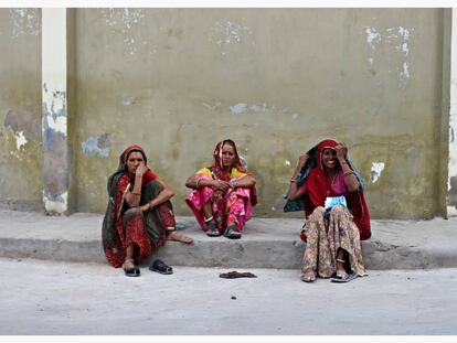 Tres mujeres banghi descansan en la acera. / Sagar Prakash.