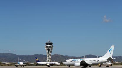 Un avión de Blue Air y uno de Ryanair, a mediados de agosto en el aeropuerto de Barcelona.
