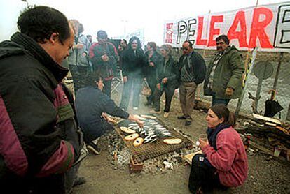 Los trabajadores de Lear realizaron ayer una sardinada delante de la planta de Cervera (Lleida).
