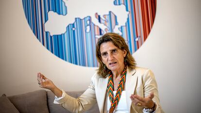 La vicepresidenta primera y ministra para la Transición Ecológica, Teresa Ribera, durante la entrevista con Efe en Dubái.