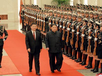 El líder norcoreano, Kim Jong-un, durante una visita oficial al presidente de China, Xi Jinping, este martes en Pequín.