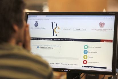 Un usuario visita una página web.