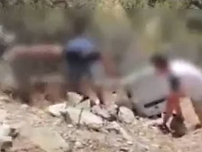 En vídeo, imágenes del joven recogiendo la nevera con ayuda de amigos y familiares.