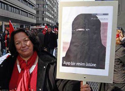 Una manifestante a favor del laicismo porta un cartel donde se lee "Una imagen vergonzosa", ayer en Ankara.