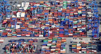 Contenedores en una terminal de carga del puerto de Hamburgo.