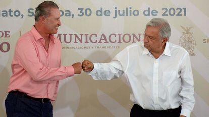 Quirino Ordaz, futuro embajador de México en España, saluda al presidente López Obrador.