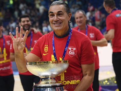 Sergio Scariolo posa con el trofeo del Eurobasket, su cuarta conquista europea.
