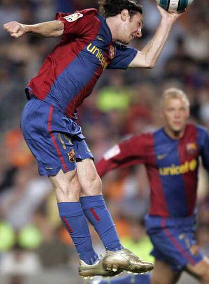 Messi marca con la mano el primer gol del Barcelona.