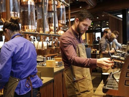 Empleados preparan caf&eacute; en el Roastery de Starbucks, en Seattle (EE UU)