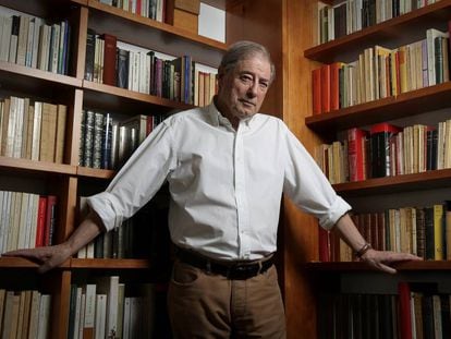 Félix de Azúa, el martes, en su casa de Madrid.