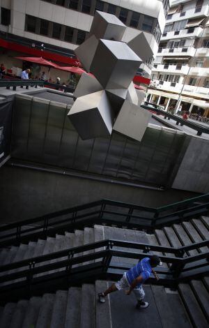 Escultura de Gustavo Torner en la plaza de los Cubos