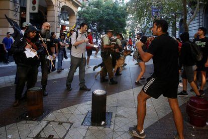 La policía se enfrenta a manifestantes de extrema derecha que reclaman políticas contra la inmigración más duras, en Santiago de Chile a principios de marzo.
