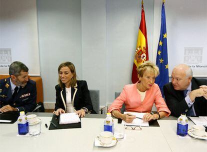 El gabinete de crisis. De izquierda a derecha, el general Rodríguez, la ministra Chacón, la vicepresidenta De la Vega y el ministro Moratinos.