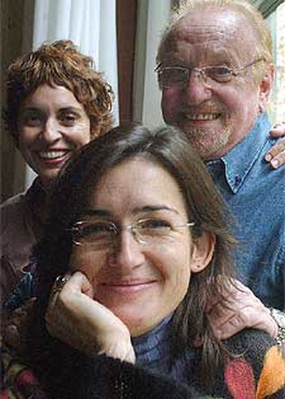 Ángeles González-Sinde, delante, con Adriana Ozores y José Soriano.