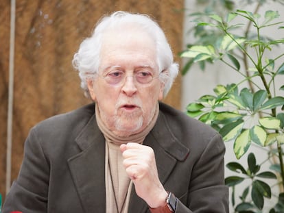 El fundador del PA Alejandro Rojas-Marcos interviene durante la presentación del libro '28-F. Toda la verdad sobre la conquista de la Autonomía por el pueblo andaluz'.