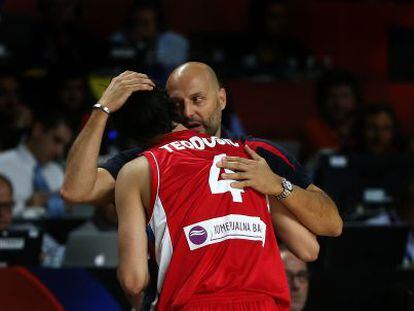 Djorjevic abraza a Teodosic durante la final