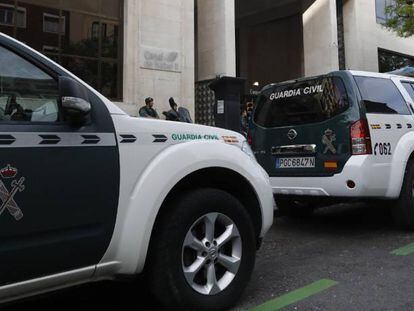 Dos coches de la Guardia Civil durante una operaci&oacute;n policial.