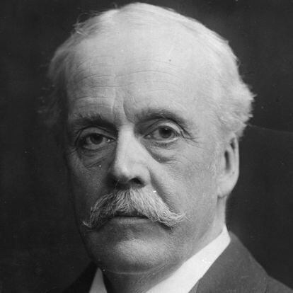 circa 1910:  Scottish statesman Arthur Balfour (1848 - 1930). Balfour inherited his family's East Lothian estate in 1856 and first entered parliament in 1874 as the Conservative member for Hertford. He quickly progressed through various government posts including Secretary for Scotland (1886), Secretary for Ireland (1887), First Lord of the Treasury and, on the death of his uncle Lord Salisbury, Leader in the Commons (1892 - 1893). In July 1902 he became Prime Minister, resigning in 1905 but returning in 1916 to serve as Lloyd George's Foreign Secretary. He also represented Britain in the first assembly of the League of Nations.  (Photo by Topical Press Agency/Getty Images)    ----PIEFOTO----    Arthur Balfour (1848-1930). Político conservador británico. Fue ministro de Exteriores entre 1916 y 1919. Al frente de esa cartera redactó la llamada Declaración Balfour, en 1917, que materializaba el apoyo del Reino Unido a la creación de un “hogar nacional” judío.