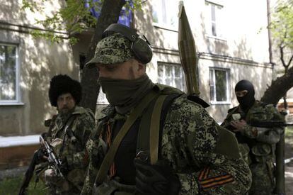Milicianos prorrusos armados con rifles una ametralladora y un lanzagranadas en Kramatorsk.