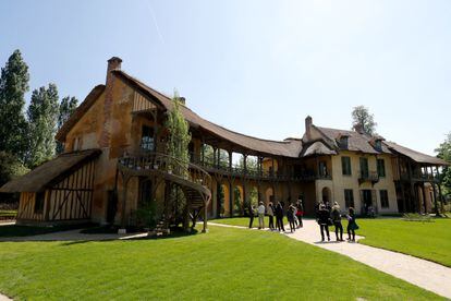 Visitantes de Le Hameau de la Reine, la aldea construida para María Antonieta entre 1783 y 1787 y que fue reabierta al público en 2018.