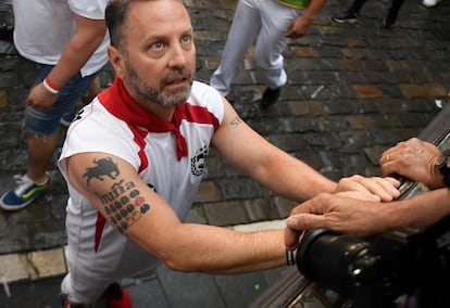 Uno de los corredores, justo antes del inicio del segundo encierro de las fiestas de San Fermín, este sábado.