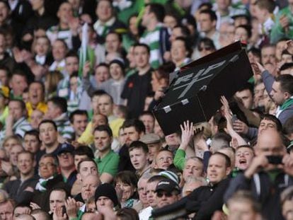 Los seguidores del Celtic se pasan un ataúd en referencia al Glasgow Rangers, durante el último partido que enfrentó a ambos equipos