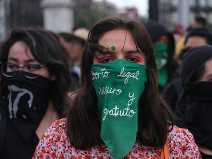 Mujeres participan en una marcha para exigir aborto legal, seguro y gratuito en 2019, en México.
