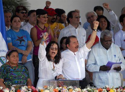 La premio Nobel guatemalteca Rigoberta Menchú y el Vicepresidente cubano, Esteban Lazo, flanquean al matrimonio Ortega ayer en Managua.