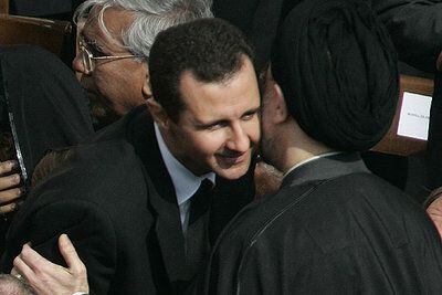 El presidente de Irán, Mohamed Jatamí, abraza al sirio Bashar el Asad.