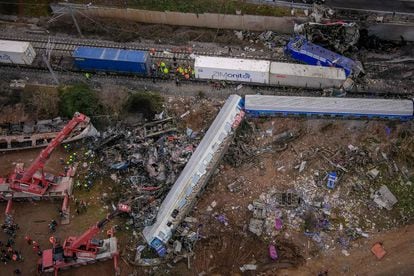 Vista aérea del lugar del choque entre el tren de pasajeros y el convoy de mercancías. Según los informes preliminares, el tren de pasajeros se desvió a un carril equivocado, por donde circulaba el tren comercial. 