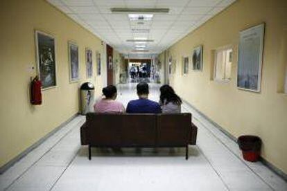 Tres periodistas permanecen sentados en un sofá en instalaciones de la sede de la televisión pública griega ERT en Atenas (Grecia).