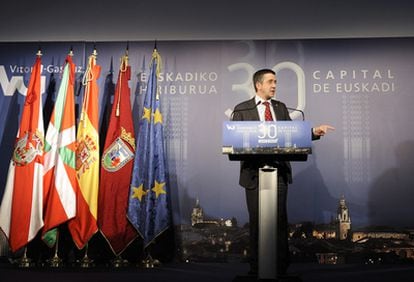 Patxi López en un momento de su intervención en Vitoria.