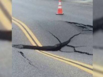 La policía de la localidad californiana de Madera graba el momento en que se forma un enorme socavón de seis metros en el asfalto