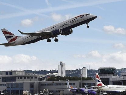 Un avión de la compañía British Airways despega del London City Airport.