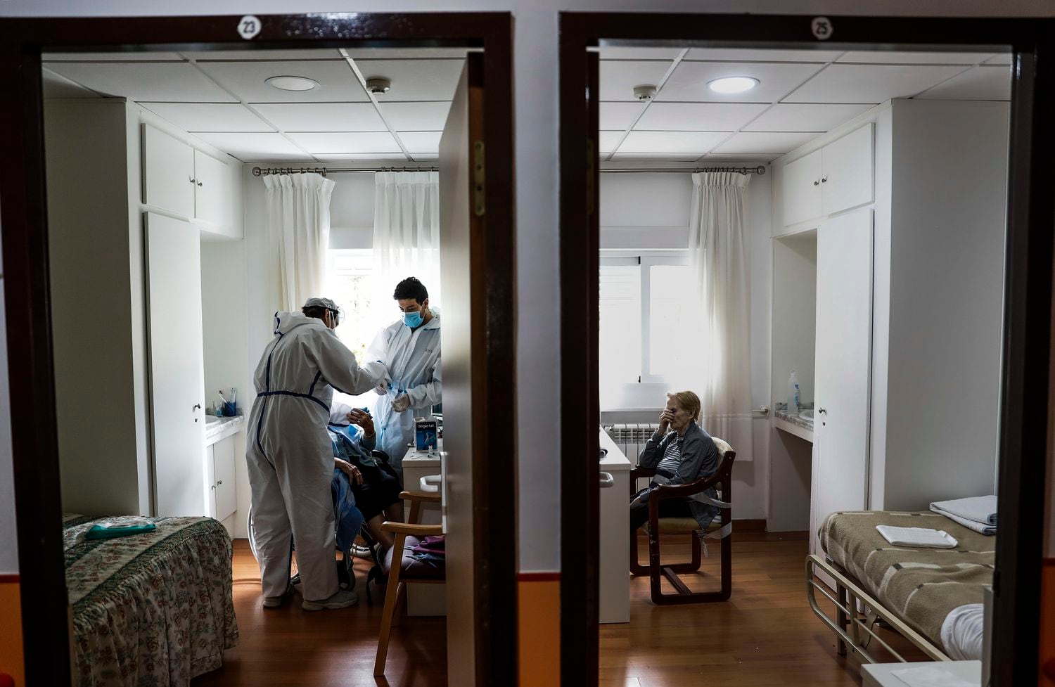 Un grupo de sanitarios realiza test en la residencia de ancianos Las Praderas, en Pozuelo de Alarcón (Madrid).