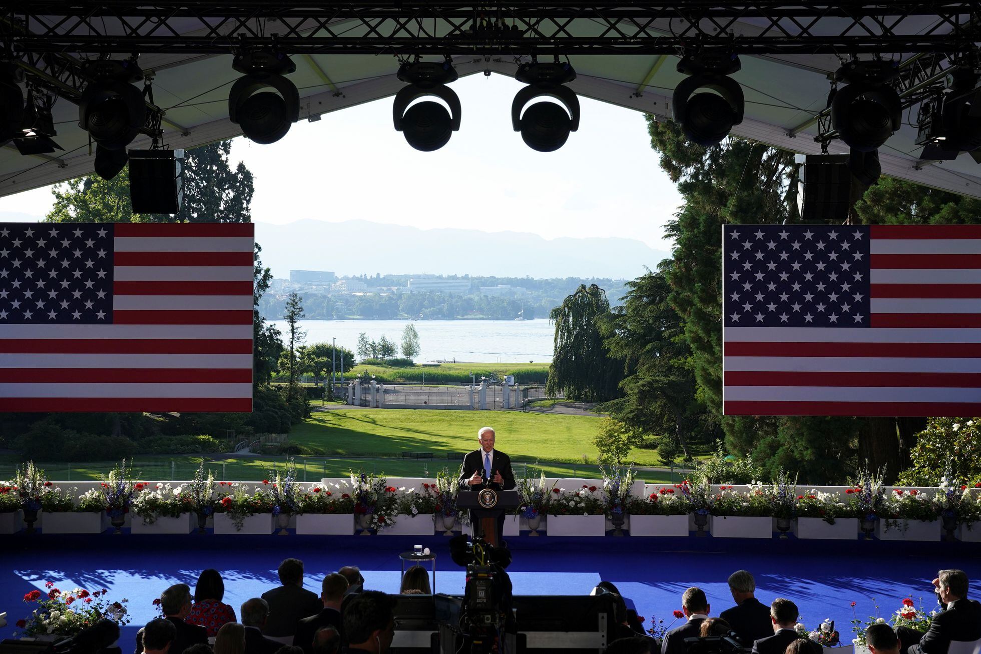 Biden habla con la prensa tras la cumbre con Putin, este miércoles en Ginebra. 
