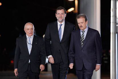 El candidato del Partido Popular accede al Palacio de Congresos de Madrid, acompañado por el moderador Manuel Campo Vidal y Fernando Navarrete.