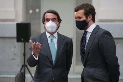 El expresidente José María Aznar con Pablo Casado, actual líder del PP, en un acto celebrado el pasado 15 de mayo.