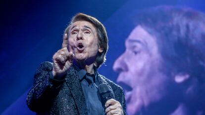 Raphael en su concierto en Madrid en diciembre de 2020.
