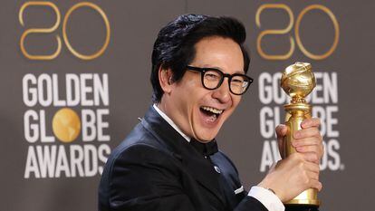 Ke Huy Quan posa con su premio por su papel en la película 'Todo en todas partes al mismo tiempo', en la ceremonia de los Globos de Oro celebrada a principios de enero.