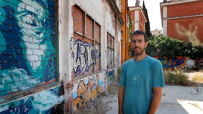 Oleguer Presas, exfutbolista del FC Barcelona, en el exterior del antiguo cuartel de la Guardia Civil de Sabadell.