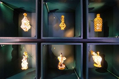 Exposición de frascos de perfume antiguos en el Museo del Perfume Fragonard, en París.