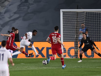 Vinicius dispara a puerta en su primer gol, este martes ante el Liverpool en el Alfredo di Stéfano.