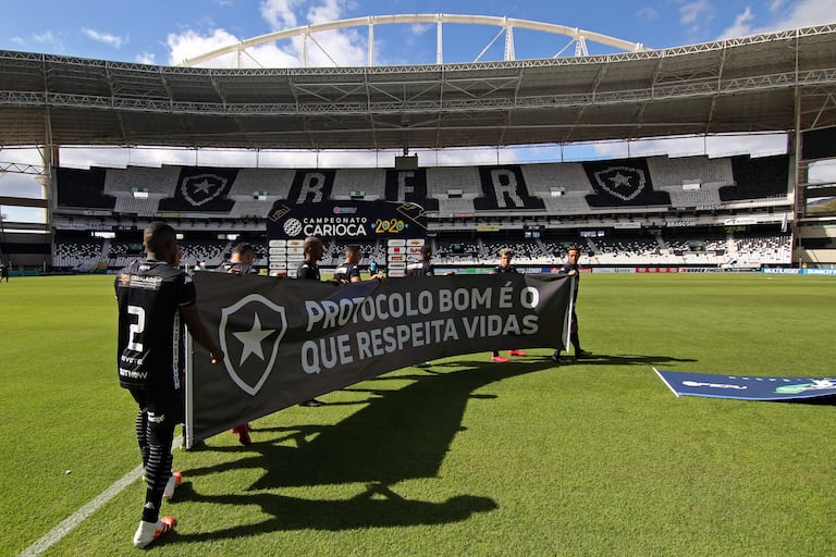 Los jugadores del Botafogo protestan contra la vuelta del fútbol en Río de Janeiro.