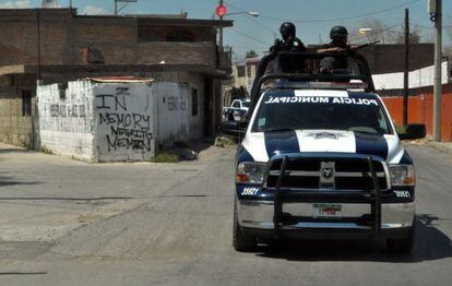 Polic&iacute;as recorren un barrio de Torre&oacute;n. 